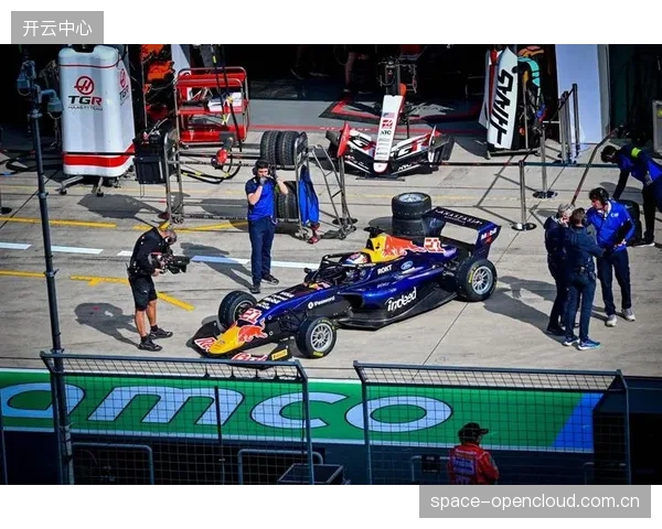 2026年F1赛车将更小更轻，旨在提升操控敏捷性，考验车队全新的设计与调校能力。